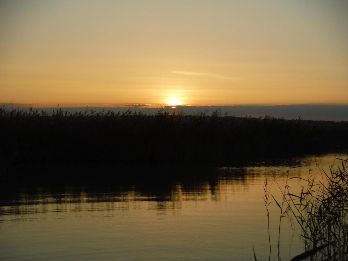 רוסט Pfahlbau Sunset I Toplage Elektroboot Inklusive מראה חיצוני תמונה