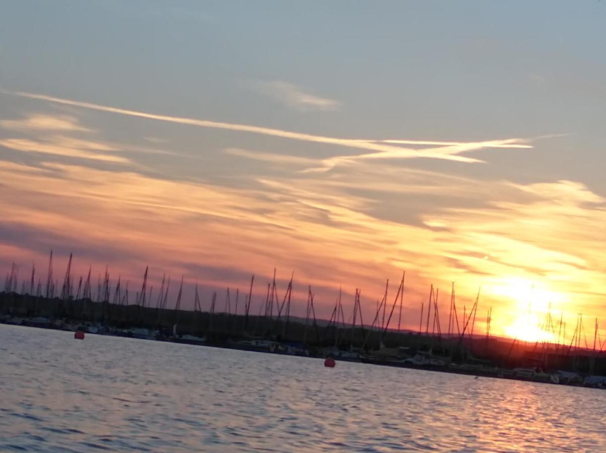 רוסט Pfahlbau Sunset I Toplage Elektroboot Inklusive מראה חיצוני תמונה