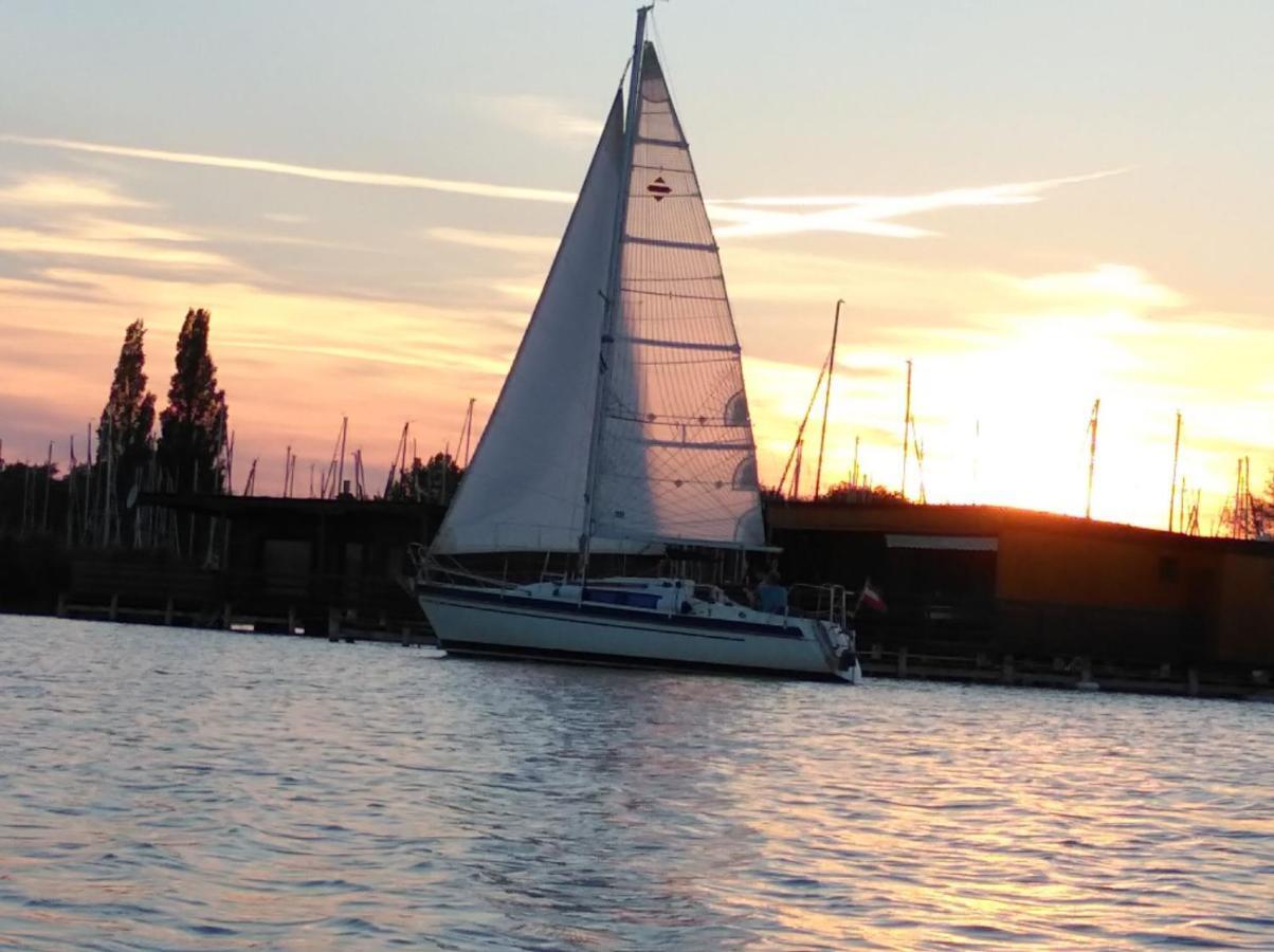 רוסט Pfahlbau Sunset I Toplage Elektroboot Inklusive מראה חיצוני תמונה