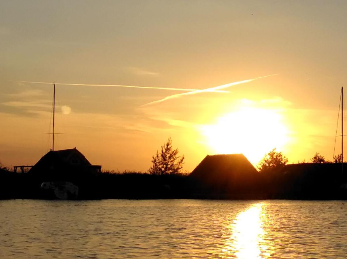 רוסט Pfahlbau Sunset I Toplage Elektroboot Inklusive מראה חיצוני תמונה